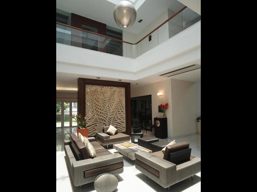 Setipalli residence, living area with screen